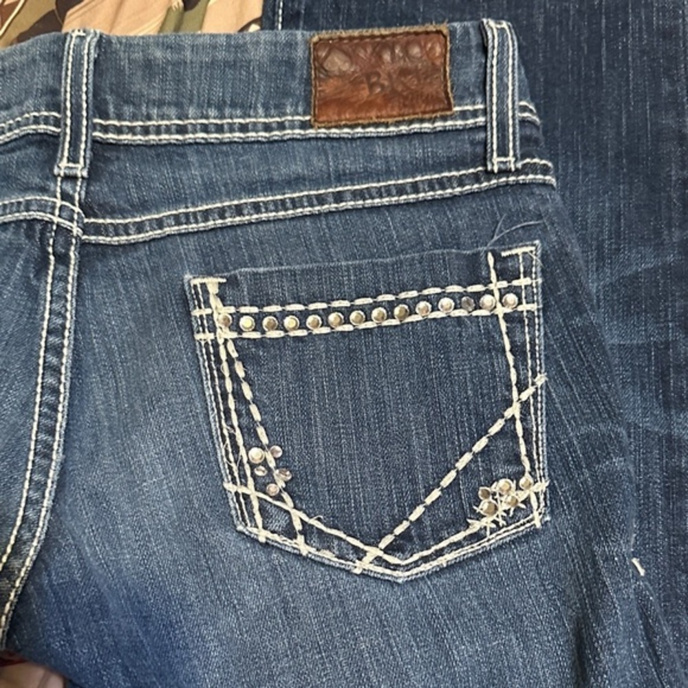 763.   BKE Starlite Blue Cropped Jeans with White Stitching size 26
